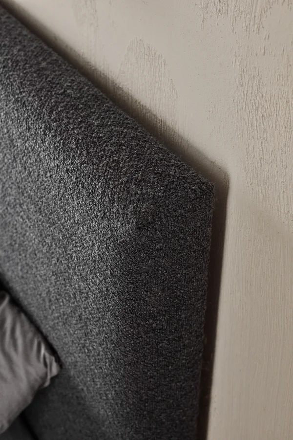 Fragment grafitowego zagłówka w tkaninie o strukturze plecionki